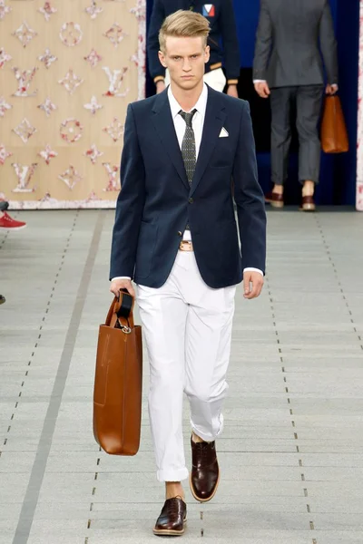 Look 3